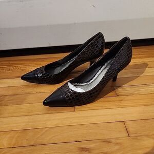NEW Joan Rivers Signature Croco-Embossed Brown Pumps 8M